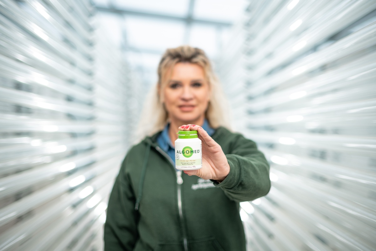 Katrin Beberhold hält ein Produkt in der Hand und zeigt es in die Kamera Katrin Beberhold hält ein Produkt in der Hand und zeigt es in die Kamera