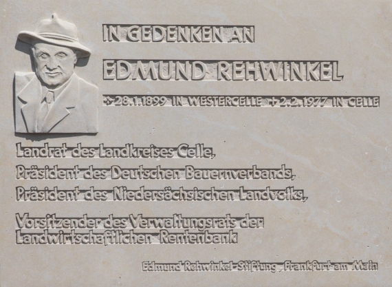 Gedenkplatte zu Ehren Edmund Rehwinkels auf dem Friedhof Westercelle