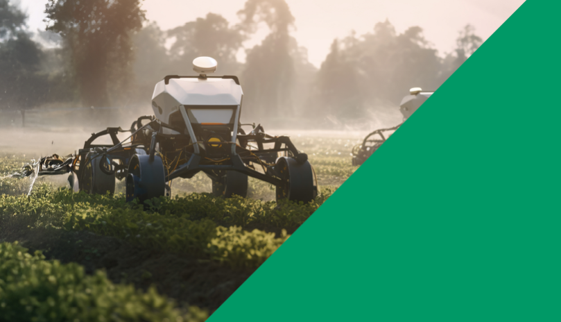 Feldrobotor auf einem Feld im Nebel