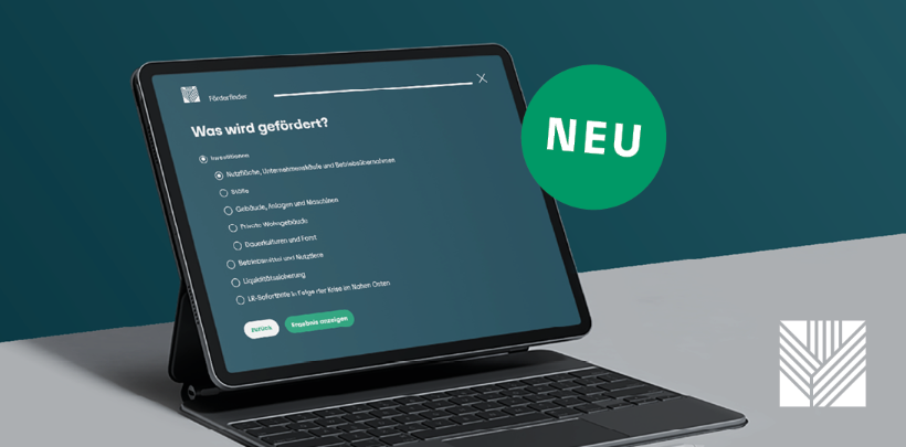 Ein Tablet steht schräg auf einem Tisch vor einer petrolfarbenen Wand. Auf dem Bildschirm ist die Benutzeroberfläche des Förderfinders der Rentenbank zu sehen. Die Oberfläche zeigt eine Frage mit mehreren Auswahlmöglichkeiten und einen hervorgehobenen Button. Rechts oben im Bild schwebt ein grüner Kreis mit dem weißen Schriftzug 'NEU'. Unten rechts befindet sich das stilisierte Rentenbank-Logo in weißer Farbe.